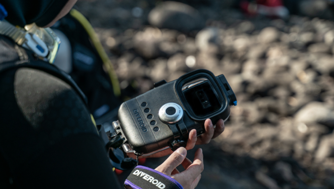 The Device that Lets You Take Your Smartphone Diving